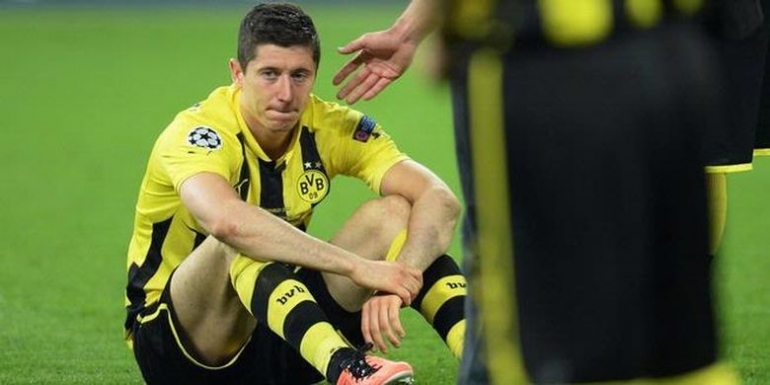 Lewandowski galau seusai kalah dari Bayern Munchen di final Liga Champions 2013. Gambar: AFP/Patrik Stollarz via Tribunnews.com