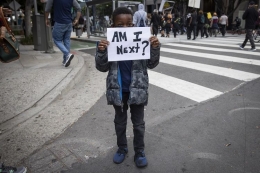 Bocah kulit hitam memegang tulisan Am I Next? (Saya berikutnya?) - (Kompas.com)