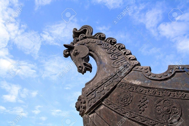 Patung kepala Kuda ditempatkan di haluan kapal (sumber: www.123rf.com)  