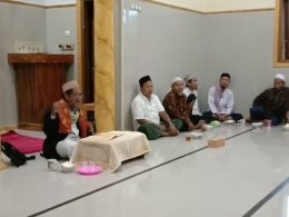 Pak ustadz Taufik Hidayat sedang memberikan ulasan keagamaan di Mushola Nurul Iman | dokpri