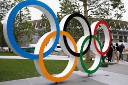 Ilustrasi Cincin Olimpiade ditampilkan di depan lokasi pembangunan Stadion Nasional Baru, Tokyo, Jepang, 3 Jul 2019 (channelnewsasia.com/Reuters/Issei Kato)