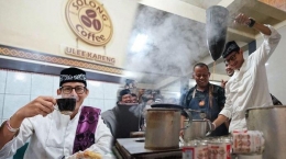 Sandiaga Salahuddin Uno menikmati kopi di Solong Coffee Ulee Kareng, Banda Aceh.Sumber gambar: aceh.tribunnews.com