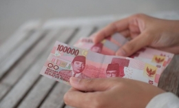 Uang 100 Ribu (Sumber: varminz.com)