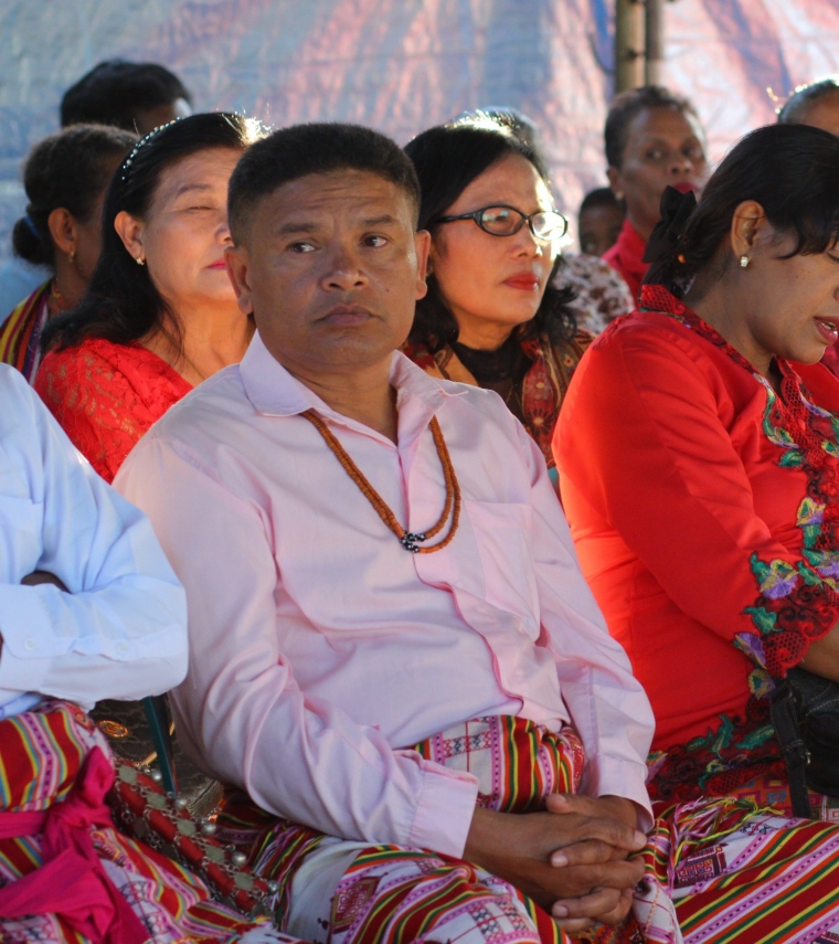 Tenun Ikat sebagai Wujud Kebudayaan Orang Mollo Halaman 1 Tenun Ikat sebagai Wujud Kebudayaan Orang Mollo Halaman 1