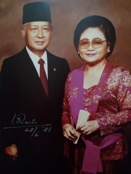 Foto Presiden Soeharto & Ibu Tien Soeharto yang bertanda-tangan asli dari Presiden Soeharto (dokpri)