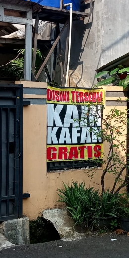 Poster yang menawarkan bantuan kain kafan gratis - Sumber Foto: Dokpri/IST