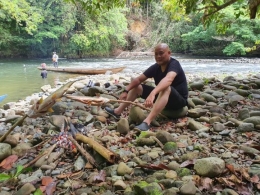Dok: Wabup Berau Agus Tantomo, mebakar ikan Sapan ditepi sungai Tuwau, kampung Long Suluy, Kelay