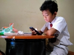 Siswa SD tentang mengerjakan ujian online dengan gawai cerdas - Sumber Foto: Dokpri/IST