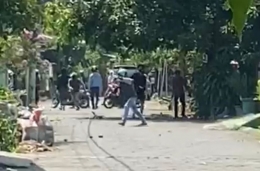 Tawuran yang terjadi antara kelompok pemuda di perumahan Pondok Asri I dan BTN Pepabri di Kelurahan Bakung, Kec. Biringkanaya Kota Makassar, selasa (0