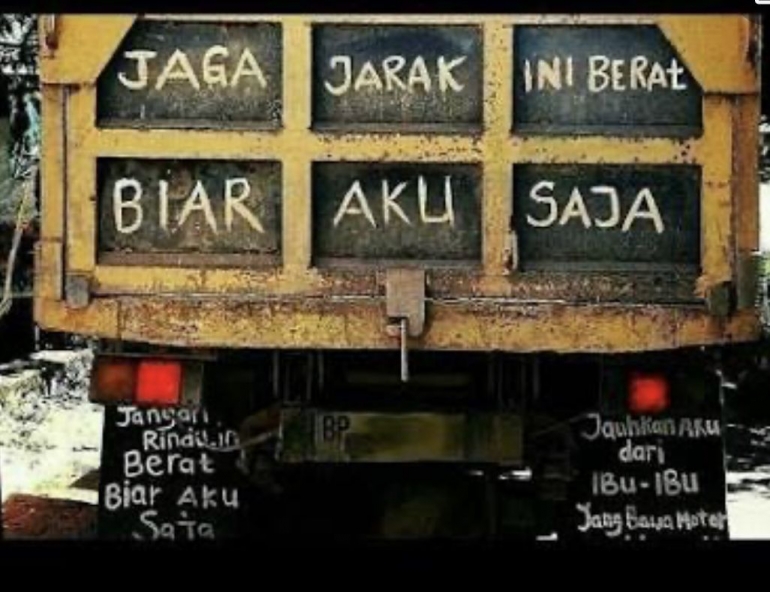 Foto: Tulisan Rambu Berkendara di Bak Truk/cyberspaceandtime.com