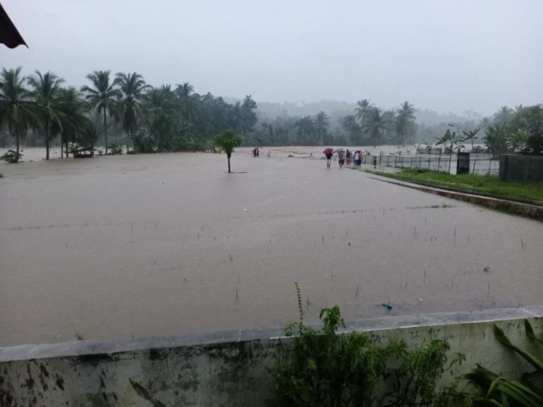 Puluhan hektare sawah warga Desa Cimaja kecamatan Cikakak diterjang banjir--dokpri