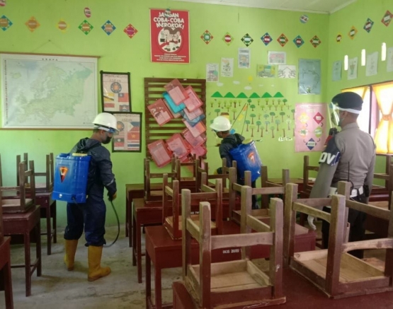 Personel Sat Brimob Aceh semprot disinfektan manual. (Foto: Yozana Fajri Sidik).