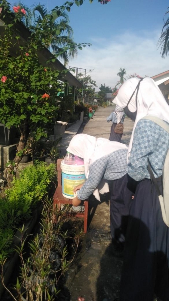 Siswa cuci tanfan dahulu sebelum menerima nilai kelulusan (dokpri)