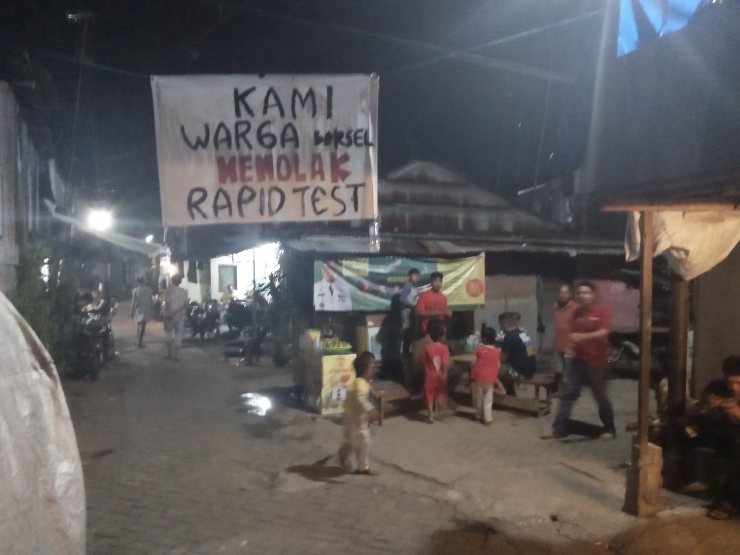 Spanduk penolakan warga terhadap pelaksanaan rapid tes. Sapnduk ini milik warga RW01 Keluarahan Baraya-Barayya Selatan Kecamatan Makassar, Kota Makassar (dokpri)