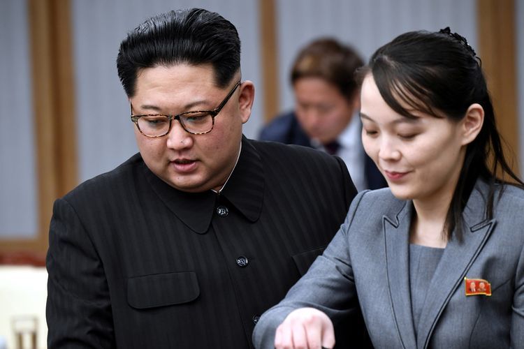 Kim Jong Un (kiri) dan adik perempuannya Kim Yo Jong (kanan) saat menghadiri pertemuan dengan Presiden Korea Selatan Moon Jae-in pada 27 April 2018. (POOL New via REUTERS)
