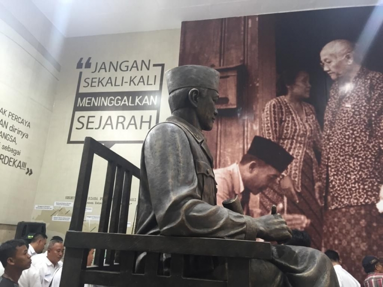 Patung Bung Karno di Stasiun Blitar, Jawa Timur. Saya ambil awal Januari 2020 | Dok. Joseph Osdar