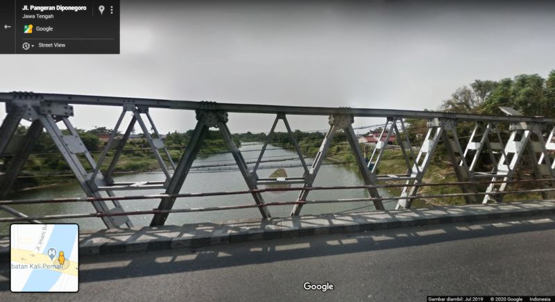 sisi utara sungai Pemali yang mengarah ke laut Jawa dilihat dari jembatan yang berada pada Jalan Pantura Jawa | dok. Tangkapan layar Google Maps
