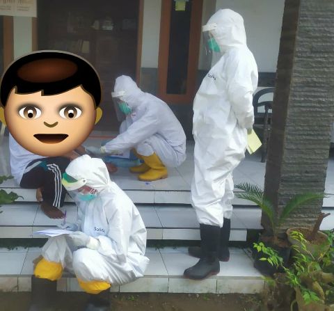 Sedang mewawancari warga (dok. Eriska Eqy Eprilina)