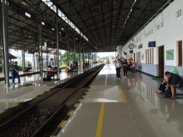 Stasiun Cikampek, tempat perhentian pertama perjalanan Bung Karno dan rombongan ke Yogyakarta, 3 Januari 1946. Hanya lantai stasiun sudah diganti di tahun 2015. Lainnya masih seperti awal 1900-an | Dok. Joseph Asdar