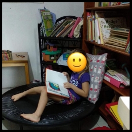 Kelilingi anak-anak dengan banyak buku untuk menimbulkan minat baca dan menyalurkan rasa ingin tahu mereka. | Sumber: Robin