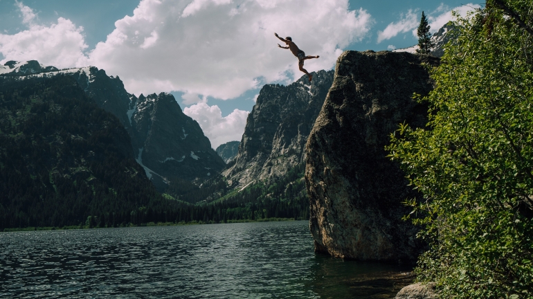 Cliff jumping/ Photo by Drew Darby on Unsplash 
