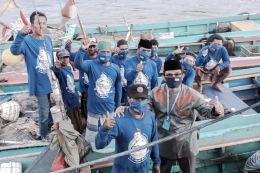 PEKA SITUASI: Bersama nelayan, AHB membagikan masker. | dokpri