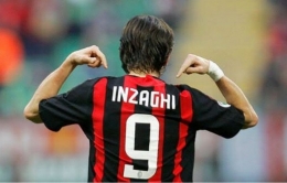 Fillipo Inzaghi dengan nomor punggung 9 saat membela AC Milan. Dok: bola.okezone.com