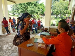 Pencairan Bantuan Sosial Tunai di Kecamatan Soa. Doc. Farida Gae