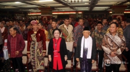 Prabowo Subianto (kanan) saat hadir dalam Kongres V PDIP di Bali (tribunnews.com).