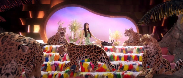 CGI hewan leopard yang menghiasi video musik MORE & MORE (Sumber: JYP Entertainment Youtube Channel)