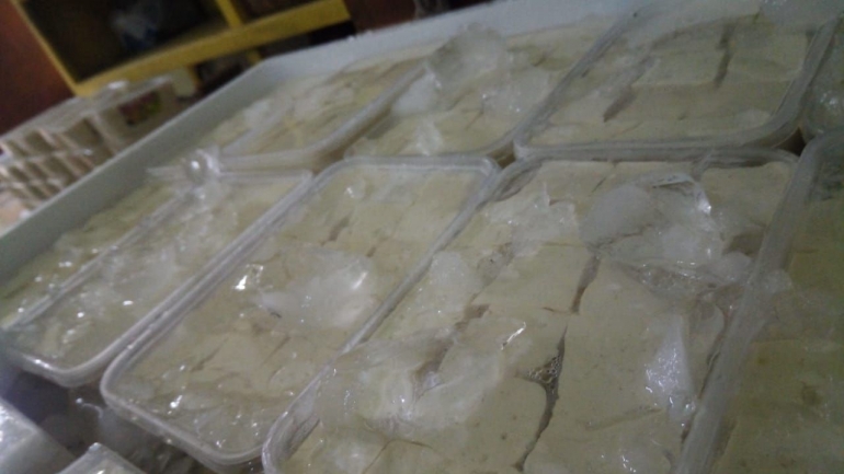 Siap kirim. Tahu susu khas Jombang memiliki varian rasa, di antaranya original gurih, tahu pedas, tahu keju, tahu bulat mozarela. Foto: Dok. Pribadi/ASS