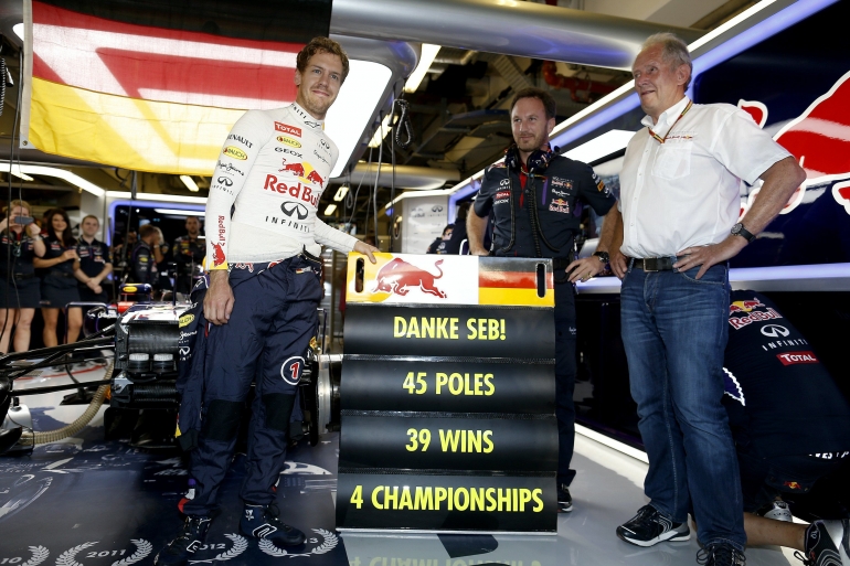 Sebastian Vettel bersama Christian Horner dan Helmut Marko (sumber: formulaspy.com)