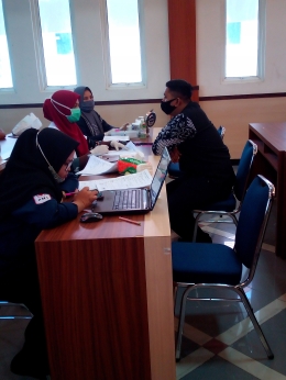 Peserta donor darah dalam pemeriksaan oleh PMI kota Banda Aceh