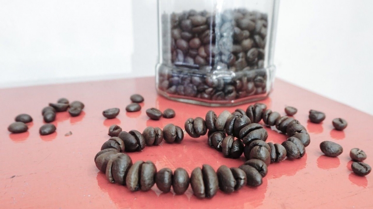 Biji kopi yang sudah kadaluarsa, siap dijadikan gelang. (Foto: Hamas)