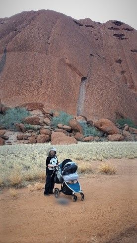 dokumen  Roselina/jalan kaki di Uluru dijalan berpasir 