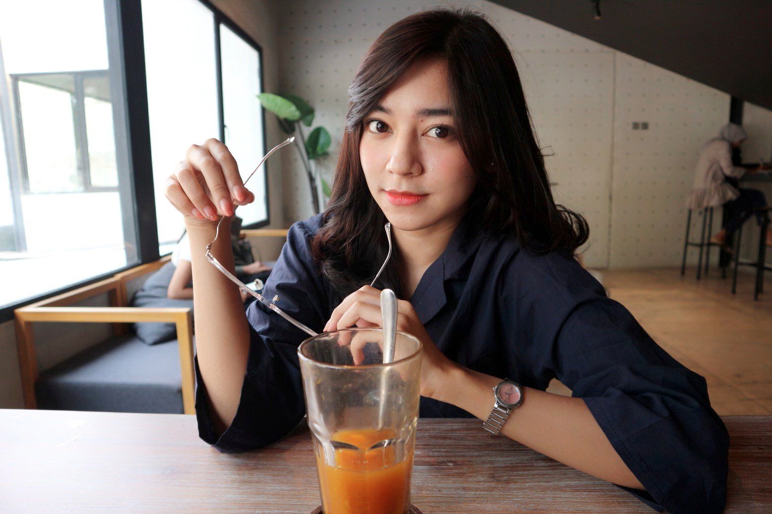 Cindy ketika berpose di sebuah cafetaria. (TWITTER.COM/CINDYH_JKT48)