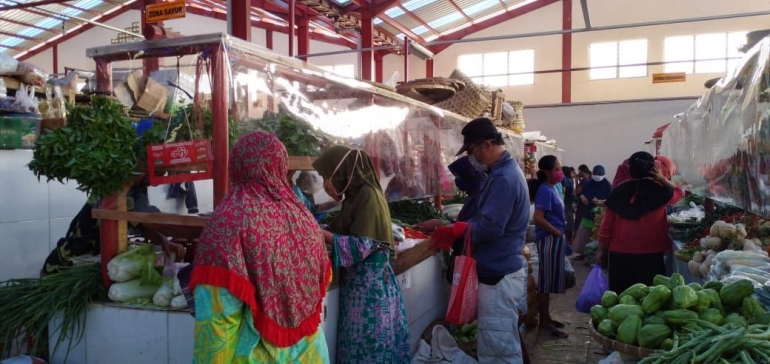 Transaksi jual beli di Pasar Bukateja di tengah pandemi covid-19/Foto: Lilian Kiki Triwulan