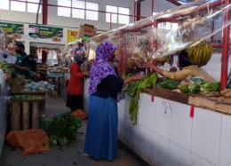 Interaksi pedagang dan pembeli/Foto: Lilian Kiki Triwulan