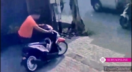Foto: Pelaku saat membawa motor korban di jalan Karang Tembok | Surya Online