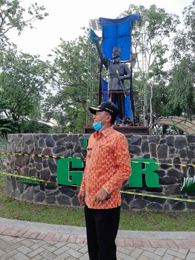 Walikota Palu Drs Hidayat MSi di lokasi Patung Suarno. Doc Ulli 