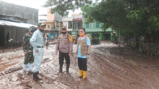 Kedua dari kiri, Nurdin Abdullah saat meninjau lokasi banjir di Bantaeng (13/06/20). | Dokpri