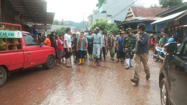Nurdin Abdullah (seragam biru di tengah) meninjau Pasar Sentral Bantaeng yang dilanda banjir (13/06/20).. | Dokpri