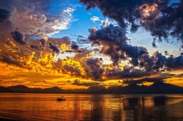 https://pixabay.com/id/photos/perahu-matahari-terbenam-langit-164989/ 