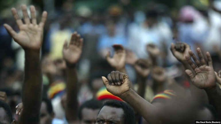 Para pengunjuk rasa Papua mengangkat tangan mereka saat rapat umum menyerukan kemerdekaan di Jayapura, Papua,16 Oktober 2008. (Foto: Reuters/Oka Daud Barta)