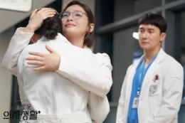 Salah satu scene di K-Drama populer awal tahun 2020, Hospital Playlist (Sumber: program.tving.com)