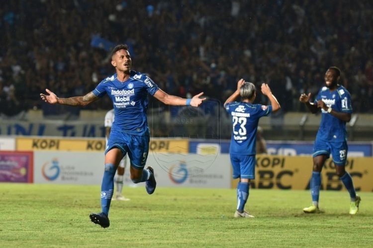 Striker Persib Bandung Wander Luiz (kiri) merayakan golnya ke gawang PSS Sleman pada laga lanjutan pekan ketiga Shopee Liga 1 2020 di Stadion Si Jalak Harupat, Kab. Bandung, Minggu (15/3/2020). (DOK. PERSIB)