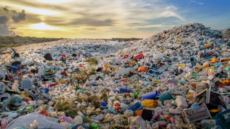 Tumpukan Sampah Plastik (Foto dari Shutterstock)