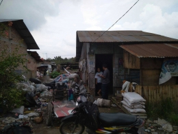 Rumah peternak  yang merangkap pemulung