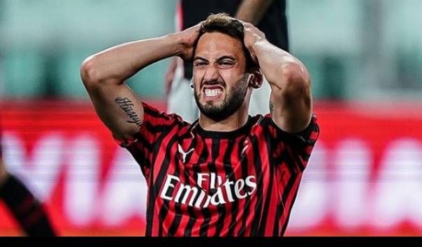 Hakan Calhanoglu kecewa AC Milan gagal lolos ke final Coppa Italia. | foto: instagram@acmilan via kompas.tv