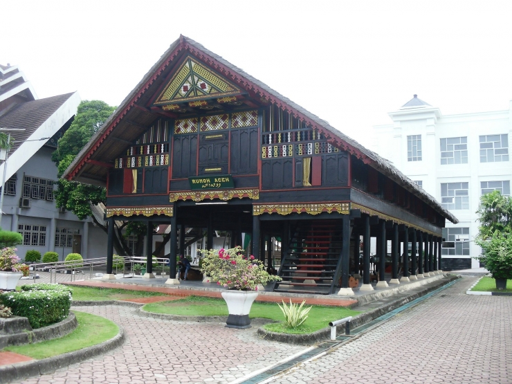 Rumoh Aceh di halaman Museum Aceh, Banda Aceh | Sumber: busy.org